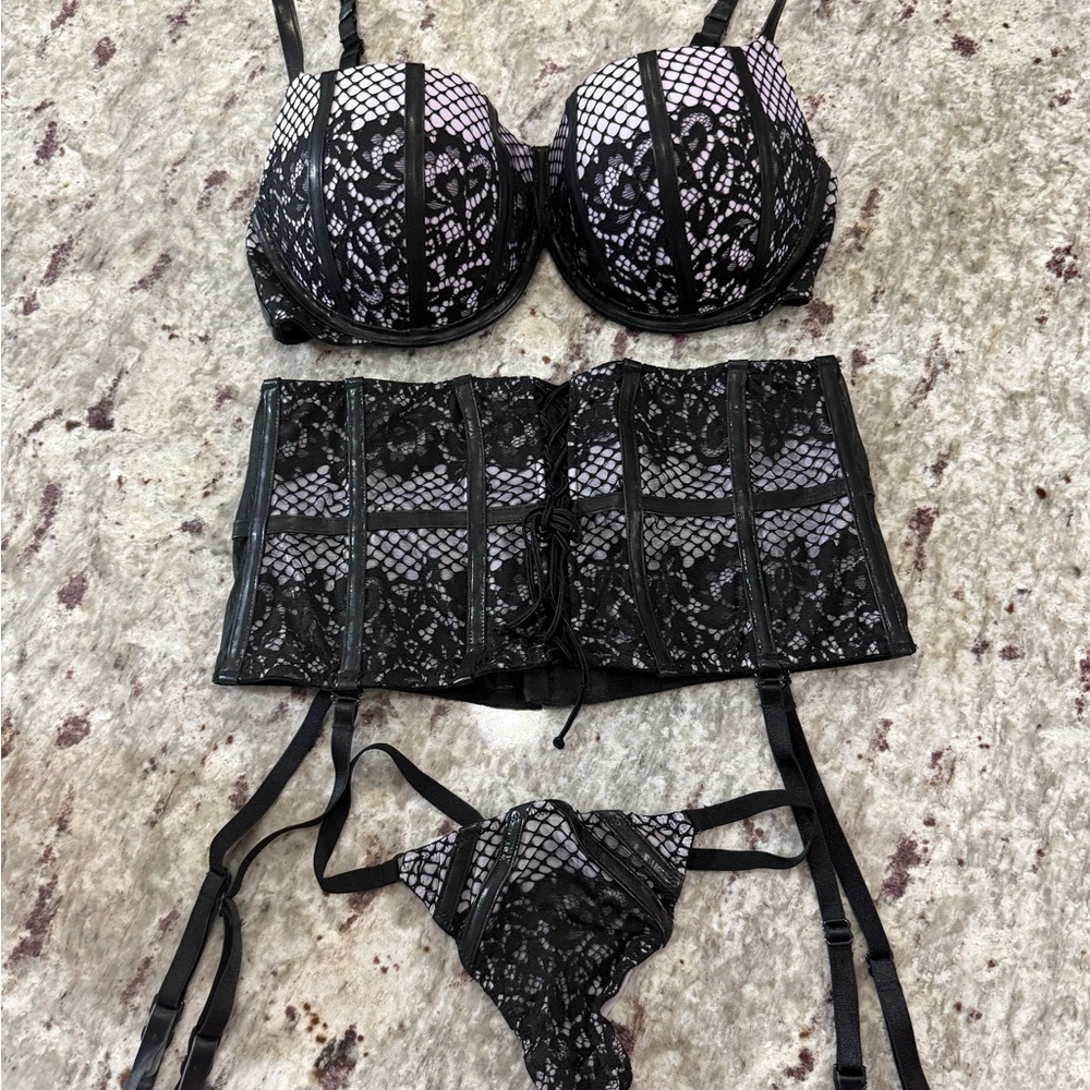 Victoria’s Secret Elegant Black Lace Lingerie Set 34DD